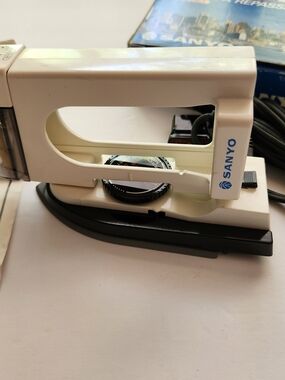 Sanyo NIB Small Tourist Traveling Iron with Spray A201N Vintage 120 to 240 V